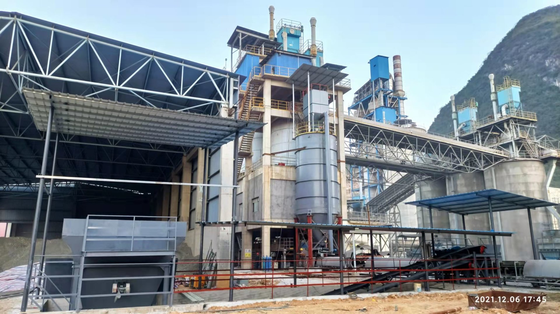 魚峰水泥(ni)磷石膏上(shàng)料系統技(jì)改工程